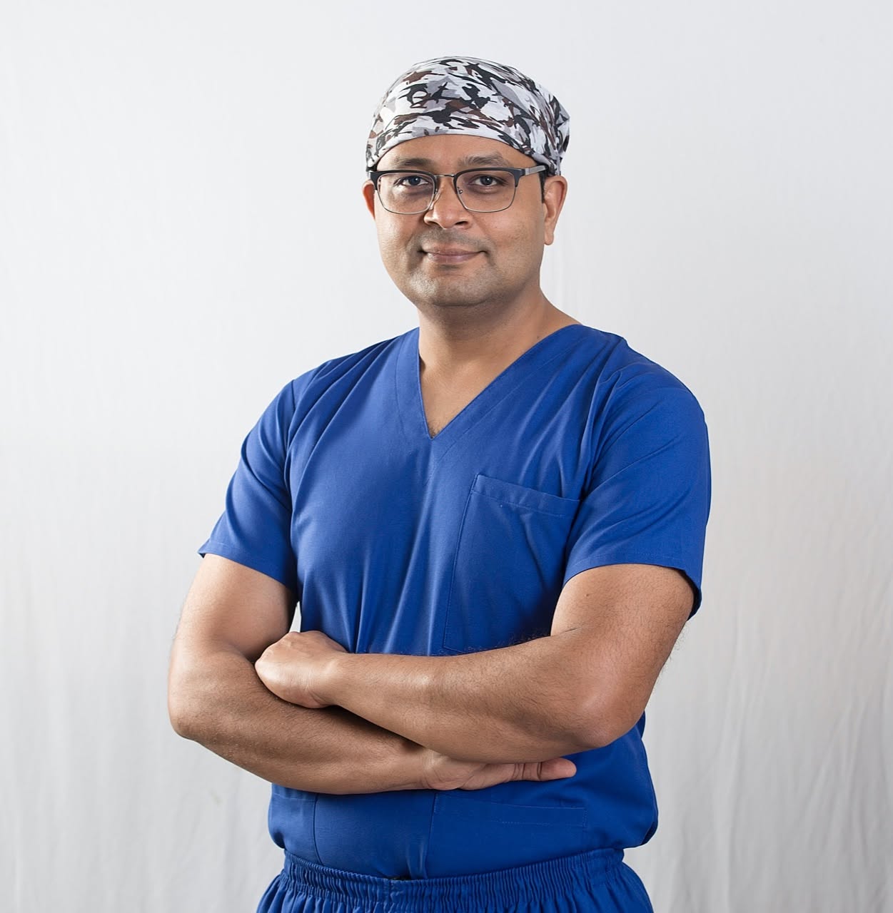 Dr. Himanshu Gupta, knee replacement surgeon in Ghaziabad, at Amicare Hospital Indirapuram
